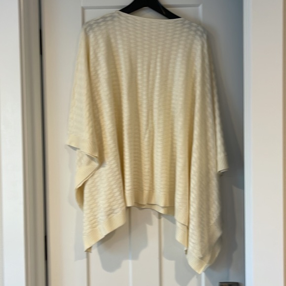 Lululemon poncho - Picture 2 of 4